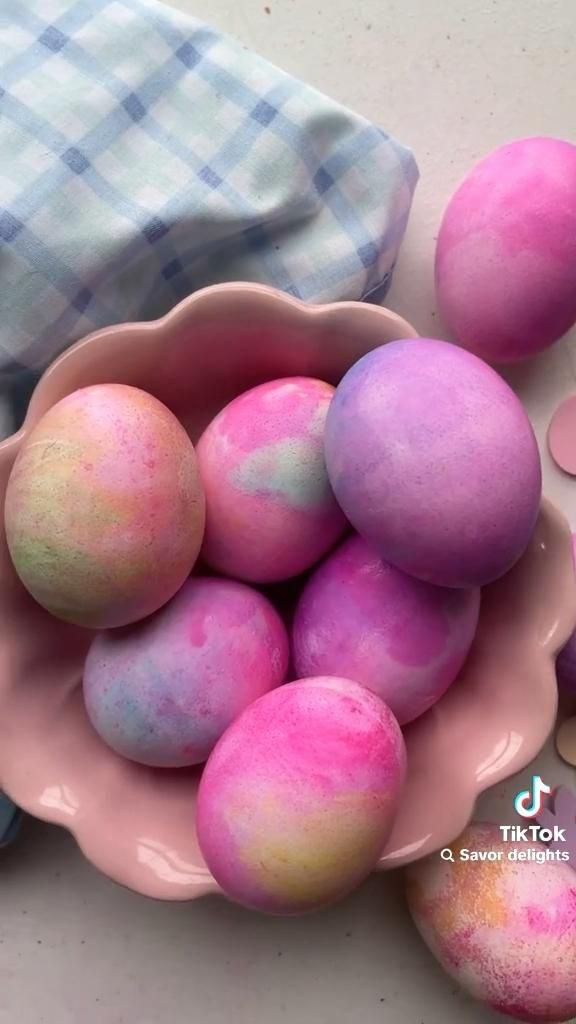 Само с ОЦЕТ и СОДА стават най-вълшебно красивите великденски яйца! Пъстри като дъга – много е лесно: 22 розови великденски яйца